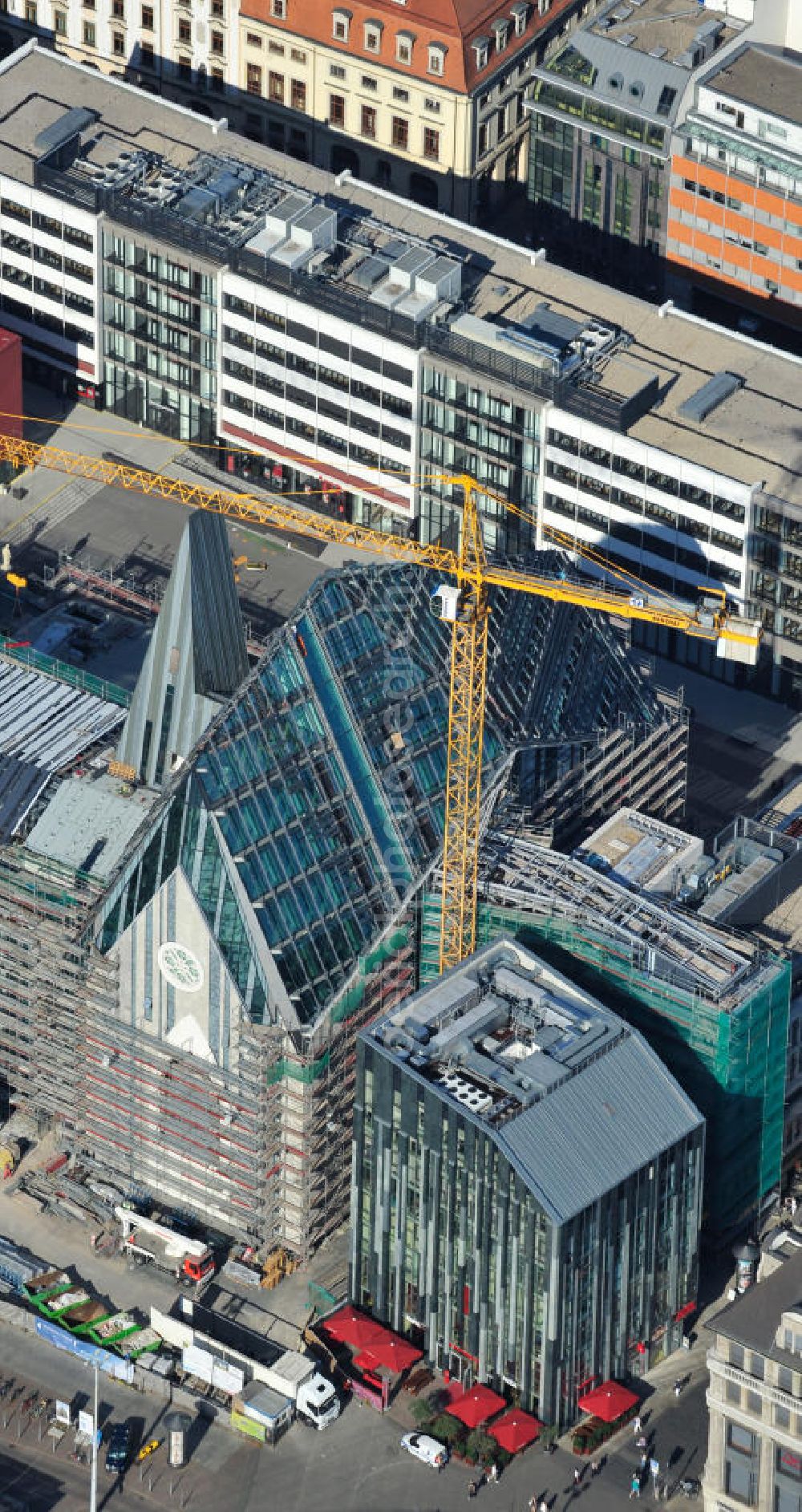 Aerial image Leipzig - Baustelle vom Neubau des Hauptgebäudes der UNI Leipzig, 4.BA am Hochhaus des MDR am Augustusplatz in 04275 Leipzig. Es entsteht ein Neubau der Aula als multifunktionales und repräsentatives Herzstück im entstehnden Campus der Universität Leipzig am Augustusplatz neben dem Hohlen Zahn, dem MDR- Hochhaus. Construction onto the main building of the University of Leipzig.