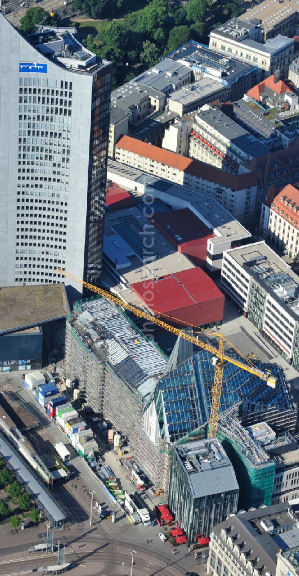 Aerial photograph Leipzig - Baustelle vom Neubau des Hauptgebäudes der UNI Leipzig, 4.BA am Hochhaus des MDR am Augustusplatz in 04275 Leipzig. Es entsteht ein Neubau der Aula als multifunktionales und repräsentatives Herzstück im entstehnden Campus der Universität Leipzig am Augustusplatz neben dem Hohlen Zahn, dem MDR- Hochhaus. Construction onto the main building of the University of Leipzig.