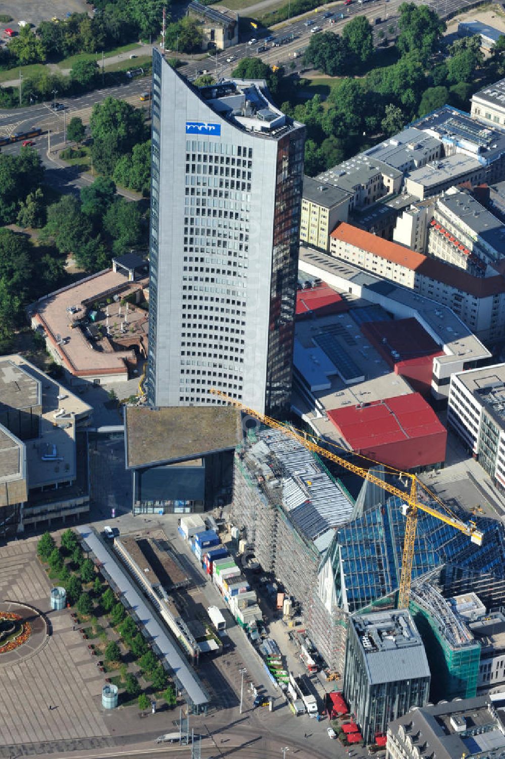 Leipzig from above - Baustelle vom Neubau des Hauptgebäudes der UNI Leipzig, 4.BA am Hochhaus des MDR am Augustusplatz in 04275 Leipzig. Es entsteht ein Neubau der Aula als multifunktionales und repräsentatives Herzstück im entstehnden Campus der Universität Leipzig am Augustusplatz neben dem Hohlen Zahn, dem MDR- Hochhaus. Construction onto the main building of the University of Leipzig.