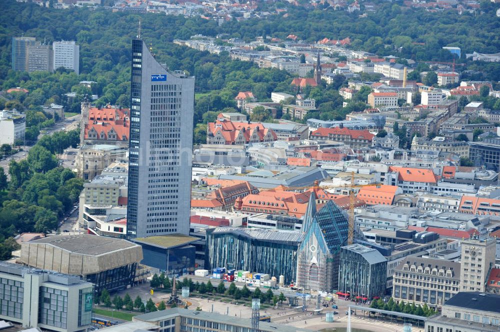 Aerial photograph Leipzig - Baustelle vom Neubau des Hauptgebäudes der UNI Leipzig, 4.BA am Hochhaus des MDR am Augustusplatz in 04275 Leipzig. Es entsteht ein Neubau der Aula als multifunktionales und repräsentatives Herzstück im entstehnden Campus der Universität Leipzig am Augustusplatz neben dem Hohlen Zahn, dem MDR- Hochhaus. Construction onto the main building of the University of Leipzig.