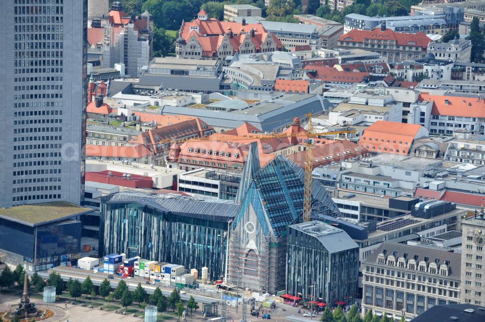 Leipzig from above - Baustelle vom Neubau des Hauptgebäudes der UNI Leipzig, 4.BA am Hochhaus des MDR am Augustusplatz in 04275 Leipzig. Es entsteht ein Neubau der Aula als multifunktionales und repräsentatives Herzstück im entstehnden Campus der Universität Leipzig am Augustusplatz neben dem Hohlen Zahn, dem MDR- Hochhaus. Construction onto the main building of the University of Leipzig.