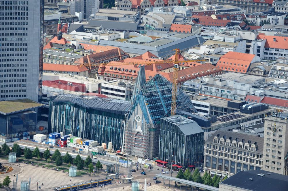 Aerial image Leipzig - Baustelle vom Neubau des Hauptgebäudes der UNI Leipzig, 4.BA am Hochhaus des MDR am Augustusplatz in 04275 Leipzig. Es entsteht ein Neubau der Aula als multifunktionales und repräsentatives Herzstück im entstehnden Campus der Universität Leipzig am Augustusplatz neben dem Hohlen Zahn, dem MDR- Hochhaus. Construction onto the main building of the University of Leipzig.