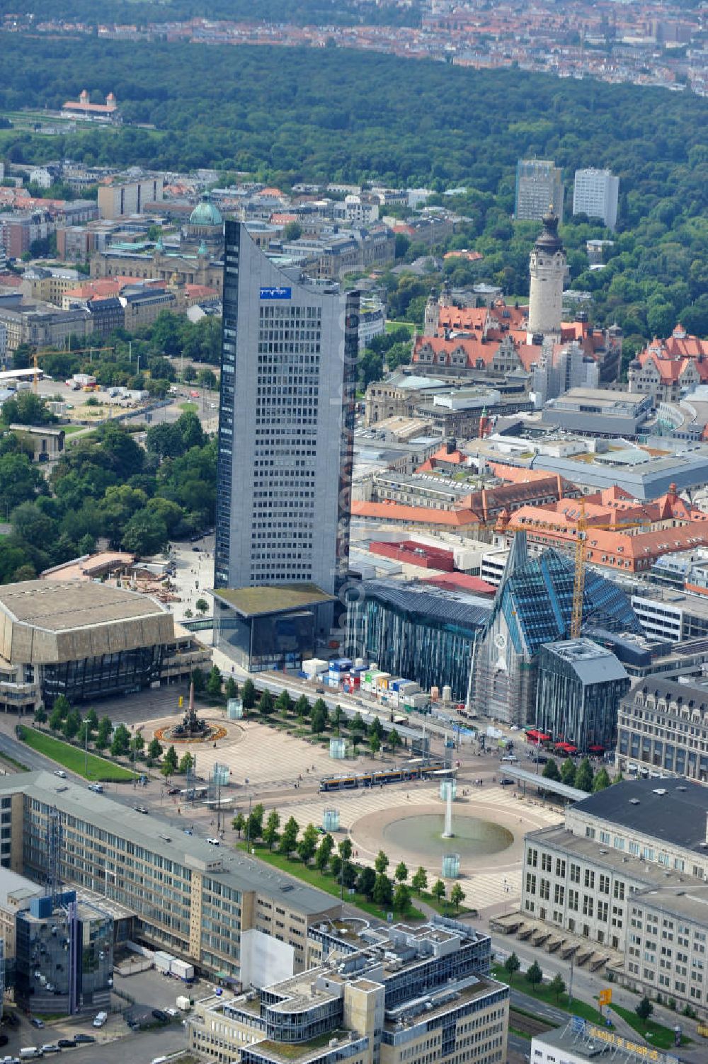 Aerial photograph Leipzig - Baustelle vom Neubau des Hauptgebäudes der UNI Leipzig, 4.BA am Hochhaus des MDR am Augustusplatz in 04275 Leipzig. Es entsteht ein Neubau der Aula als multifunktionales und repräsentatives Herzstück im entstehnden Campus der Universität Leipzig am Augustusplatz neben dem Hohlen Zahn, dem MDR- Hochhaus. Construction onto the main building of the University of Leipzig.