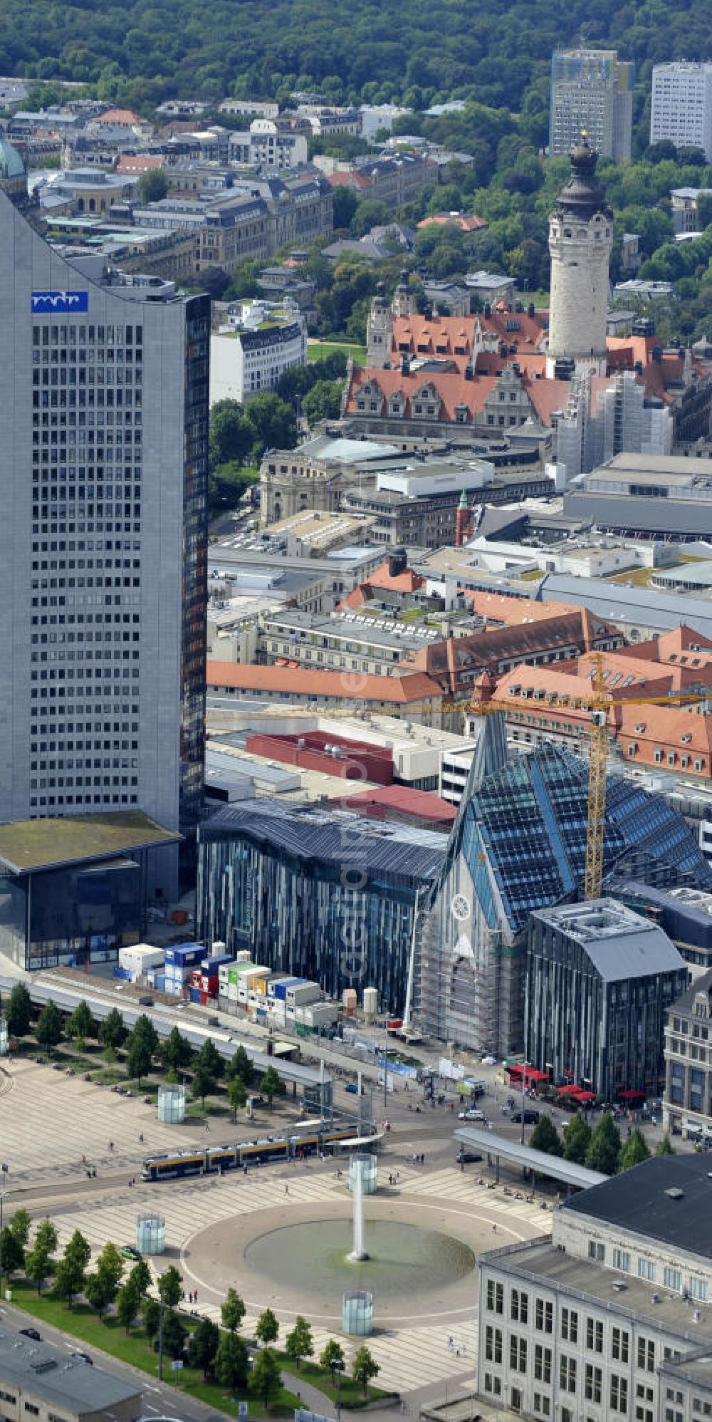 Leipzig from above - Baustelle vom Neubau des Hauptgebäudes der UNI Leipzig, 4.BA am Hochhaus des MDR am Augustusplatz in 04275 Leipzig. Es entsteht ein Neubau der Aula als multifunktionales und repräsentatives Herzstück im entstehnden Campus der Universität Leipzig am Augustusplatz neben dem Hohlen Zahn, dem MDR- Hochhaus. Construction onto the main building of the University of Leipzig.