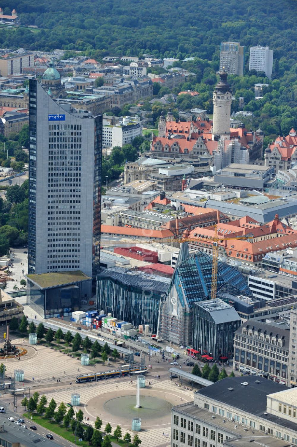 Leipzig from the bird's eye view: Baustelle vom Neubau des Hauptgebäudes der UNI Leipzig, 4.BA am Hochhaus des MDR am Augustusplatz in 04275 Leipzig. Es entsteht ein Neubau der Aula als multifunktionales und repräsentatives Herzstück im entstehnden Campus der Universität Leipzig am Augustusplatz neben dem Hohlen Zahn, dem MDR- Hochhaus. Construction onto the main building of the University of Leipzig.