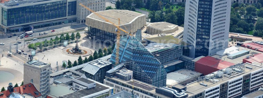 Aerial image Leipzig - Baustelle vom Neubau des Hauptgebäudes der UNI Leipzig, 4.BA am Hochhaus des MDR am Augustusplatz in 04275 Leipzig. Es entsteht ein Neubau der Aula als multifunktionales und repräsentatives Herzstück im entstehnden Campus der Universität Leipzig am Augustusplatz neben dem Hohlen Zahn, dem MDR- Hochhaus. Construction onto the main building of the University of Leipzig.