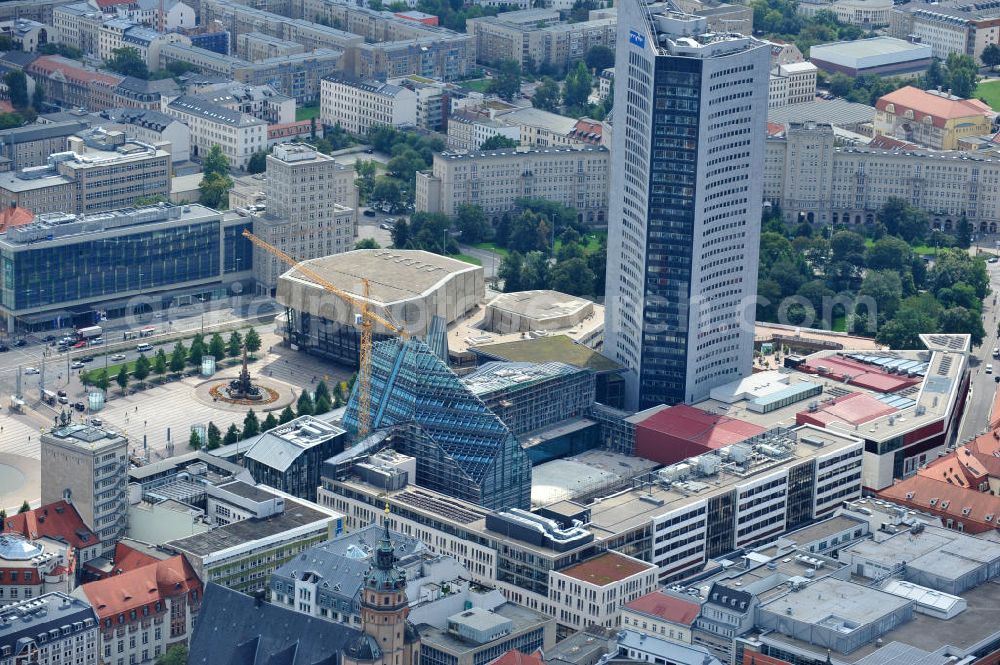 Aerial photograph Leipzig - Baustelle vom Neubau des Hauptgebäudes der UNI Leipzig, 4.BA am Hochhaus des MDR am Augustusplatz in 04275 Leipzig. Es entsteht ein Neubau der Aula als multifunktionales und repräsentatives Herzstück im entstehnden Campus der Universität Leipzig am Augustusplatz neben dem Hohlen Zahn, dem MDR- Hochhaus. Construction onto the main building of the University of Leipzig.