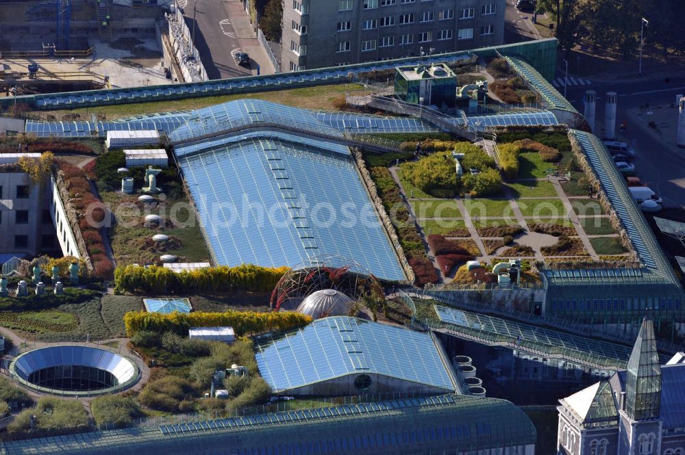 Aerial image Warschau - Dach der Universitätsbibliothek Warschau. Die Bibliothek wurde anfang des 19. Jahrhunderts gegründet und hat seit Ende des 20. Jahrhunderts ein neues, modernes Bibliotheksgebäude. Auf dem Dach wurde ein botanischer Garten angelegt. Roof of the University library of Warsaw. It was established in the early nineties. In the past twenties, the library got a new and modern building. On the roof is a botanic garden.