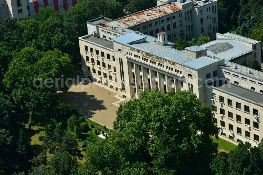 Bukarest from the bird's eye view: University building of the ACADEMIA DE STIINTE Agricole SI SILVICE GHEORGHE IONESCU - Sisesti on Bulevardul Marasti in Bucharest in Romania