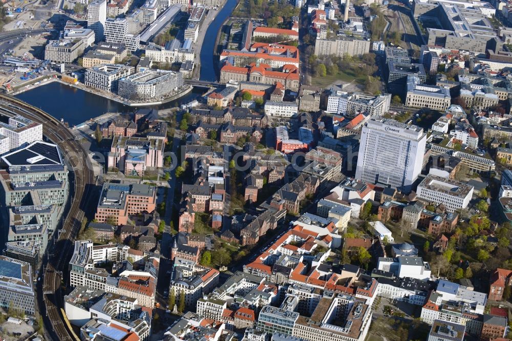 Aerial photograph Berlin - University Hospital Campus Charité - Universitaetsmedizin (CCM) with the bed tower in the district Mitte in Berlin