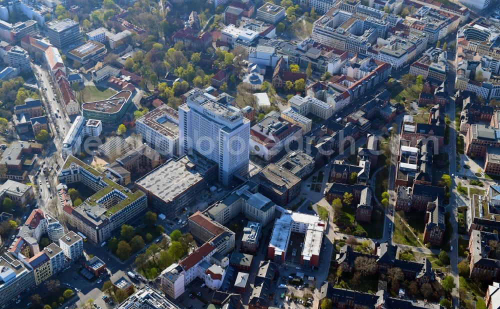 Aerial image Berlin - University Hospital Campus Charité - Universitaetsmedizin (CCM) with the bed tower in the district Mitte in Berlin