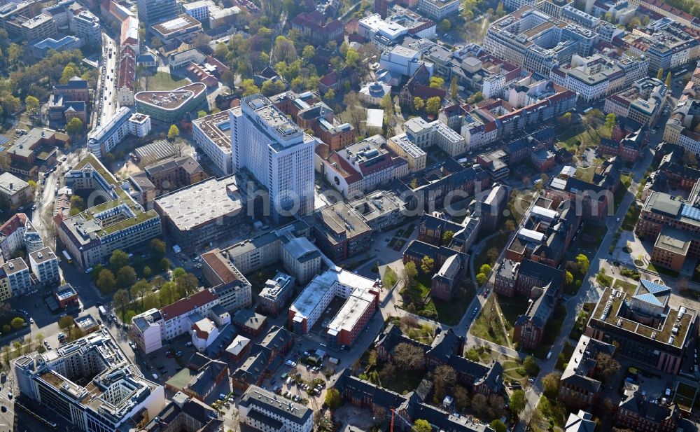 Aerial photograph Berlin - University Hospital Campus Charité - Universitaetsmedizin (CCM) with the bed tower in the district Mitte in Berlin