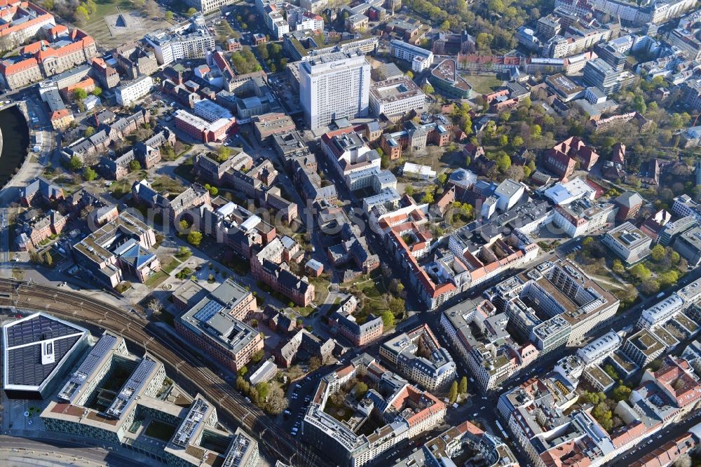 Aerial image Berlin - University Hospital Campus Charité - Universitaetsmedizin (CCM) with the bed tower in the district Mitte in Berlin