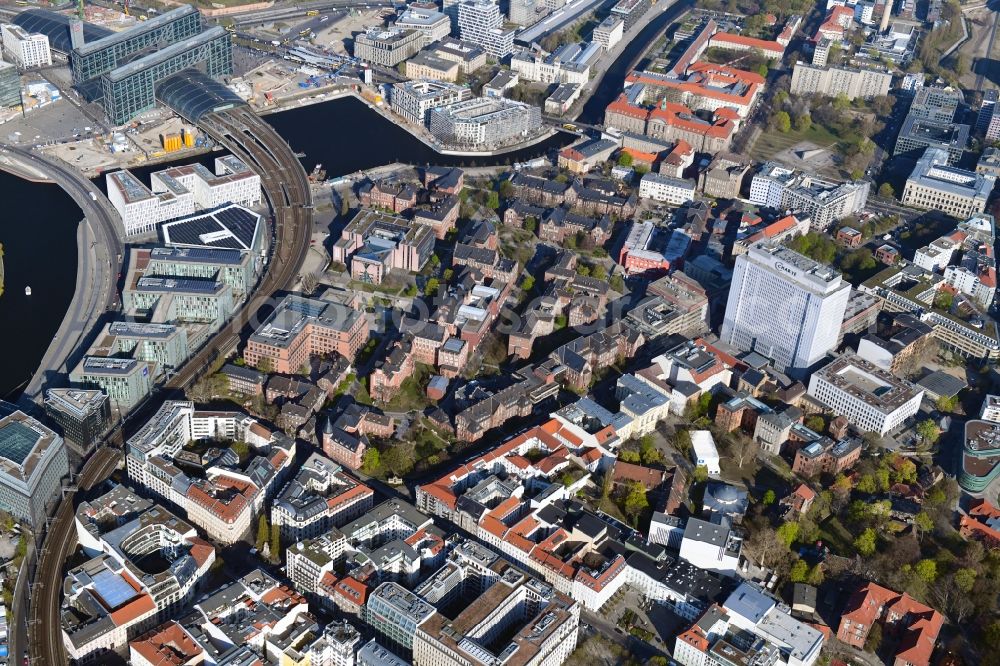 Berlin from the bird's eye view: University Hospital Campus Charité - Universitaetsmedizin (CCM) with the bed tower in the district Mitte in Berlin