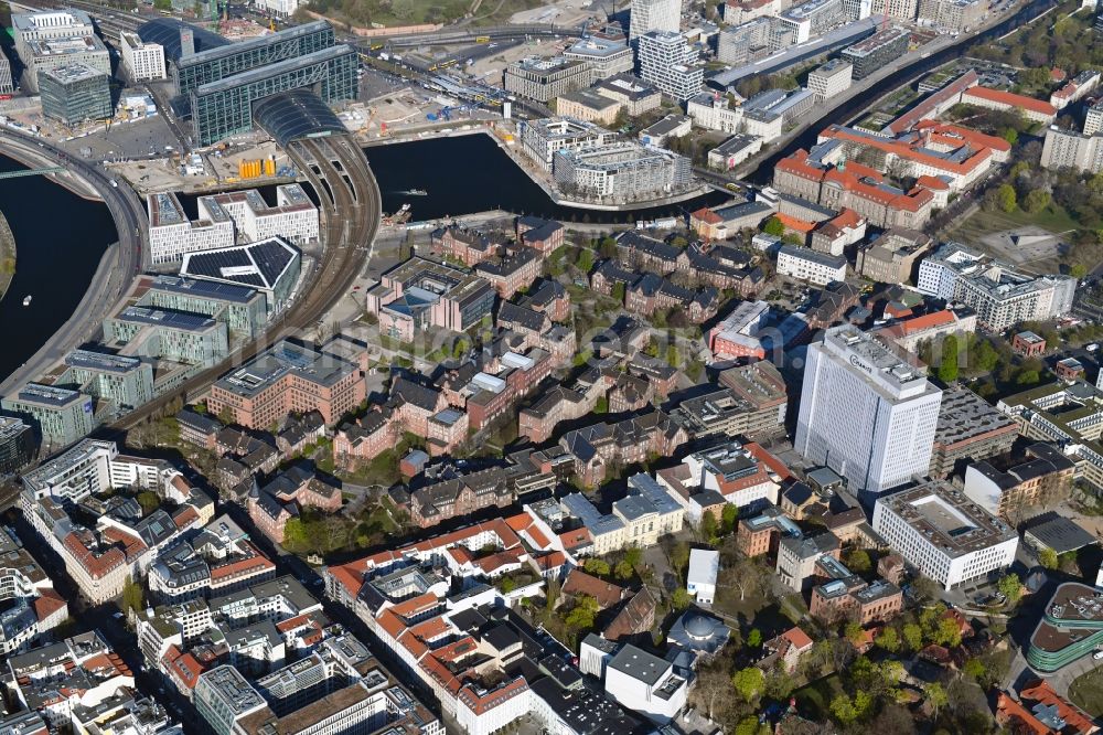 Aerial image Berlin - University Hospital Campus Charité - Universitaetsmedizin (CCM) with the bed tower in the district Mitte in Berlin