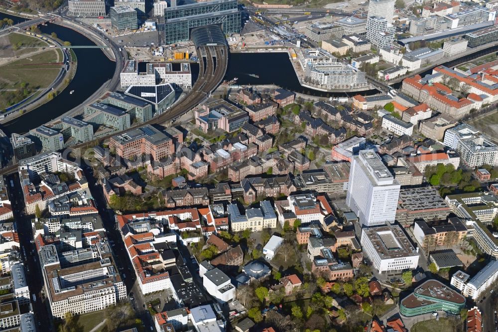 Aerial photograph Berlin - University Hospital Campus Charité - Universitaetsmedizin (CCM) with the bed tower in the district Mitte in Berlin