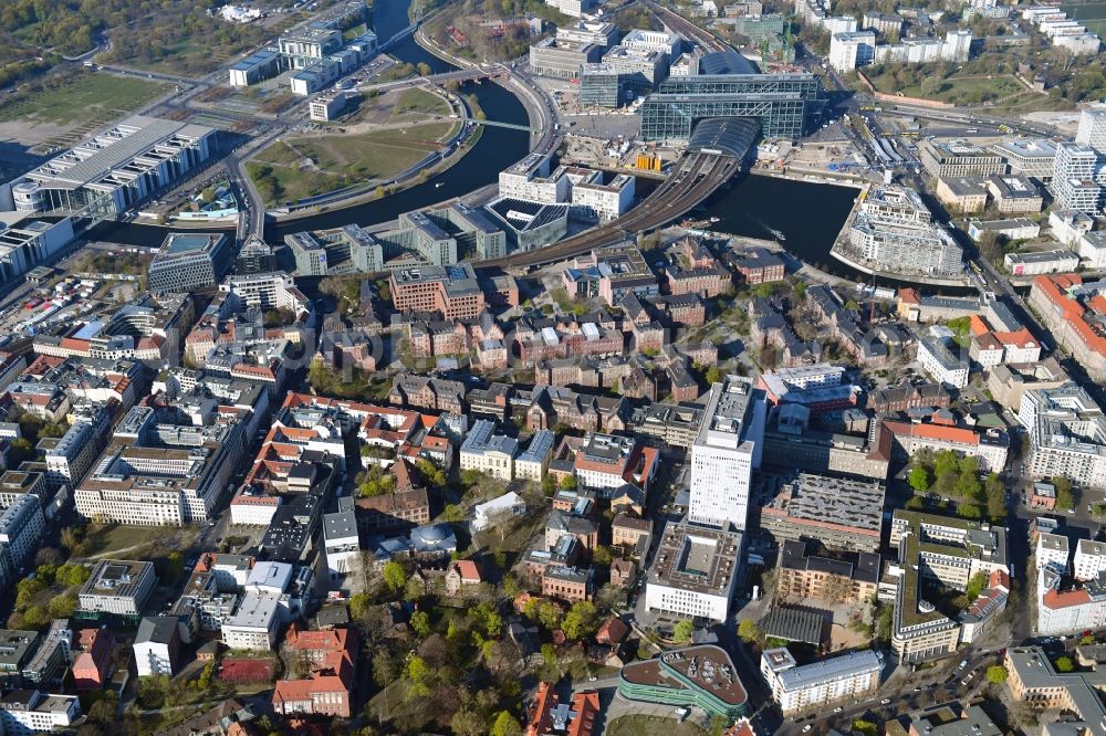 Berlin from the bird's eye view: University Hospital Campus Charité - Universitaetsmedizin (CCM) with the bed tower in the district Mitte in Berlin