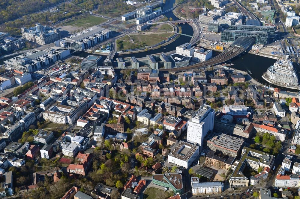 Aerial image Berlin - University Hospital Campus Charité - Universitaetsmedizin (CCM) with the bed tower in the district Mitte in Berlin