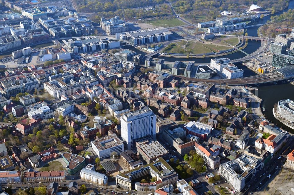 Aerial photograph Berlin - University Hospital Campus Charité - Universitaetsmedizin (CCM) with the bed tower in the district Mitte in Berlin