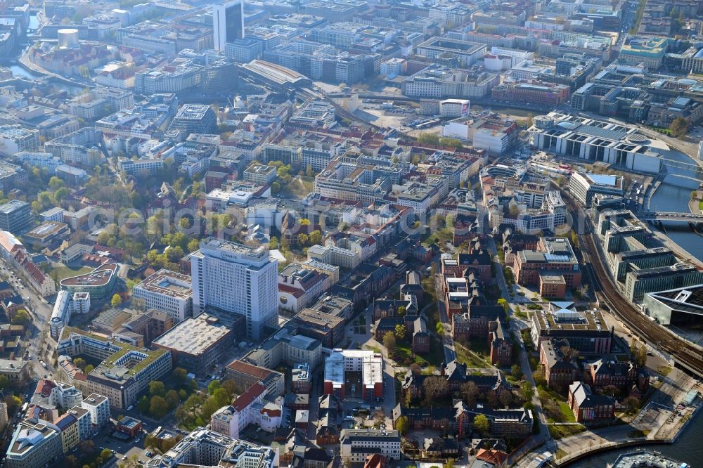 Aerial photograph Berlin - University Hospital Campus Charité - Universitaetsmedizin (CCM) with the bed tower in the district Mitte in Berlin