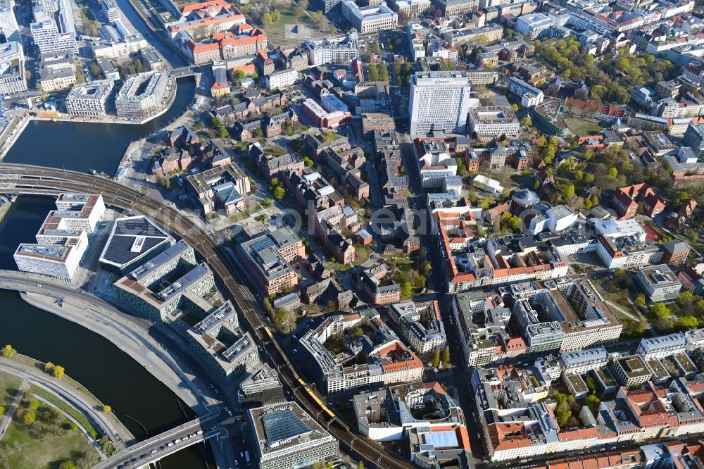 Aerial image Berlin - University Hospital Campus Charité - Universitaetsmedizin (CCM) with the bed tower in the district Mitte in Berlin