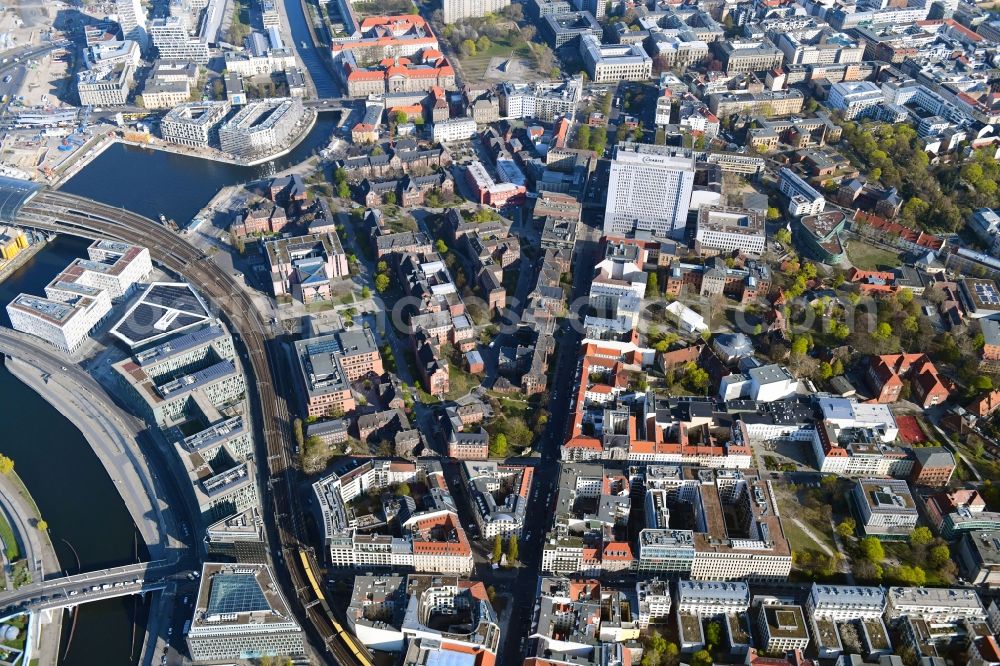 Aerial photograph Berlin - University Hospital Campus Charité - Universitaetsmedizin (CCM) with the bed tower in the district Mitte in Berlin