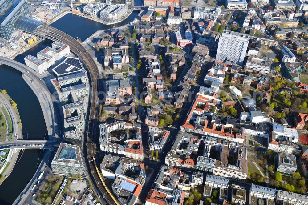 Berlin from above - University Hospital Campus Charité - Universitaetsmedizin (CCM) with the bed tower in the district Mitte in Berlin