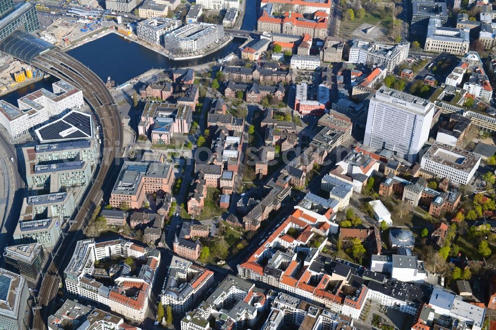 Berlin from the bird's eye view: University Hospital Campus Charité - Universitaetsmedizin (CCM) with the bed tower in the district Mitte in Berlin