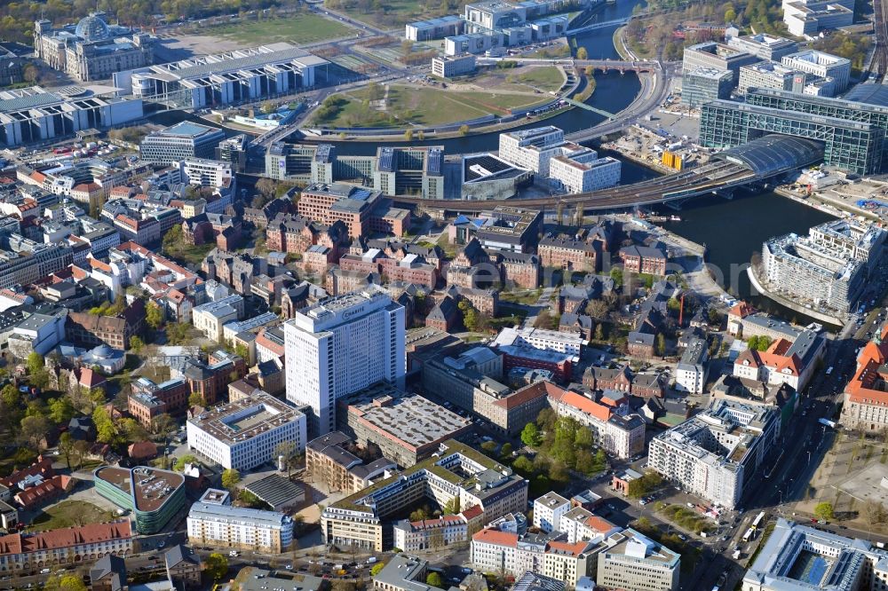 Aerial image Berlin - University Hospital Campus Charité - Universitaetsmedizin (CCM) with the bed tower in the district Mitte in Berlin