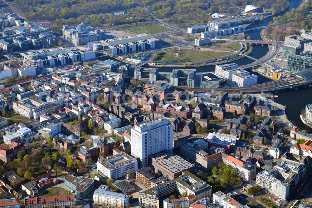 Aerial photograph Berlin - University Hospital Campus Charité - Universitaetsmedizin (CCM) with the bed tower in the district Mitte in Berlin