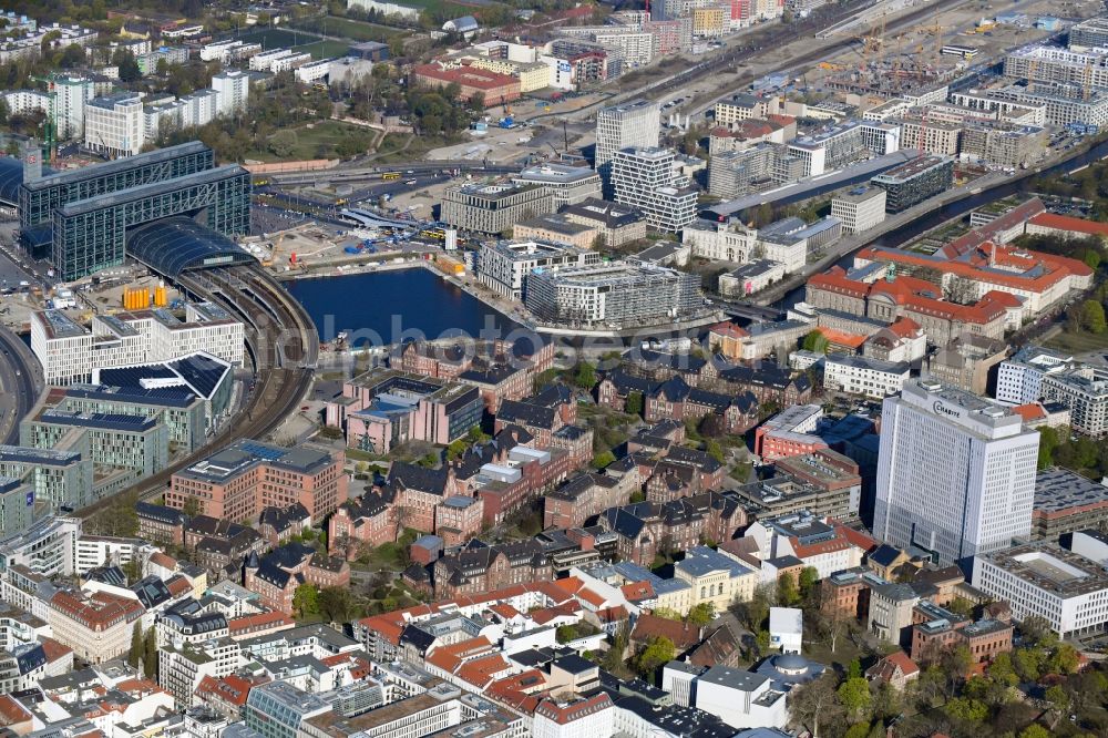 Aerial image Berlin - University Hospital Campus Charité - Universitaetsmedizin (CCM) with the bed tower in the district Mitte in Berlin