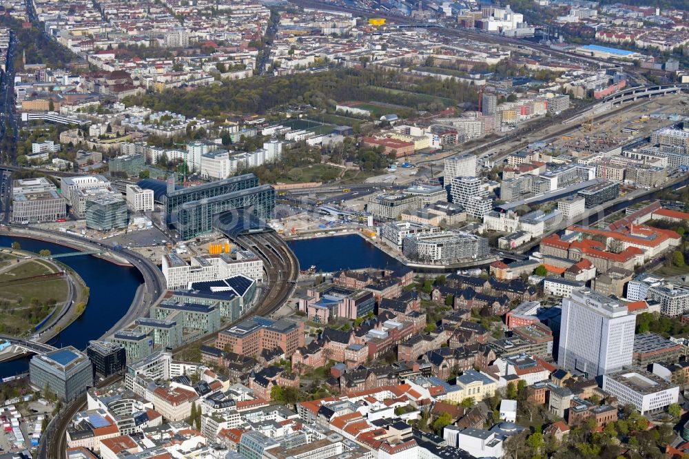 Aerial photograph Berlin - University Hospital Campus Charité - Universitaetsmedizin (CCM) with the bed tower in the district Mitte in Berlin