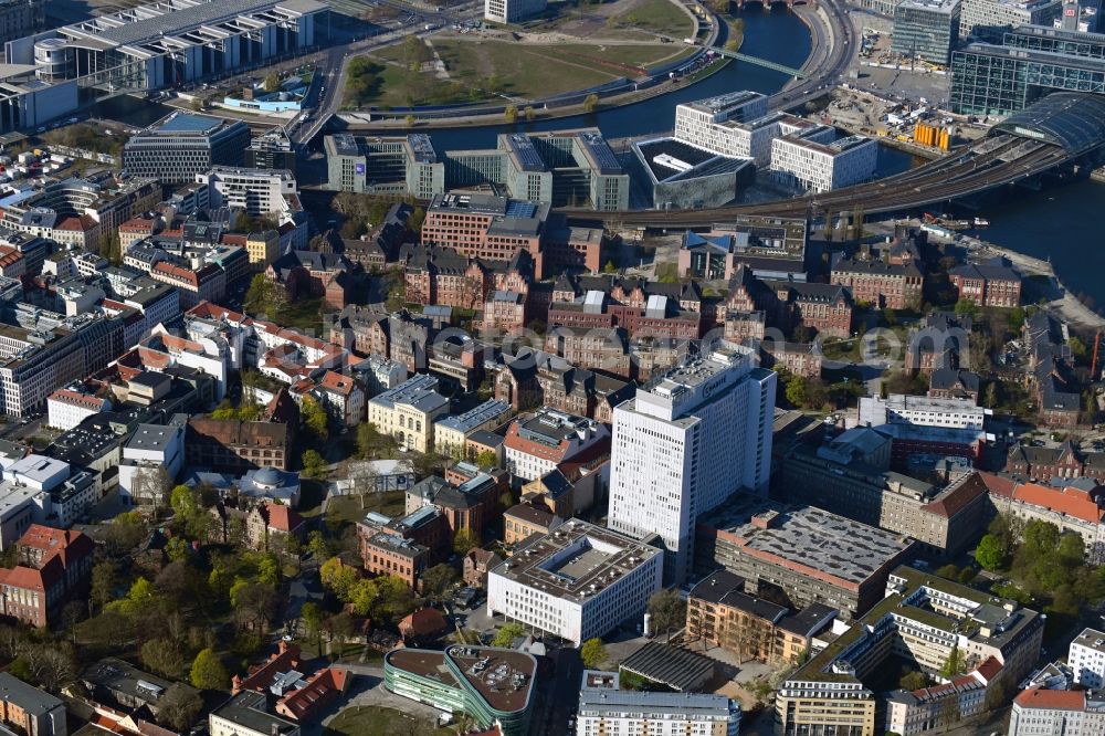 Berlin from the bird's eye view: University Hospital Campus Charité - Universitaetsmedizin (CCM) with the bed tower in the district Mitte in Berlin