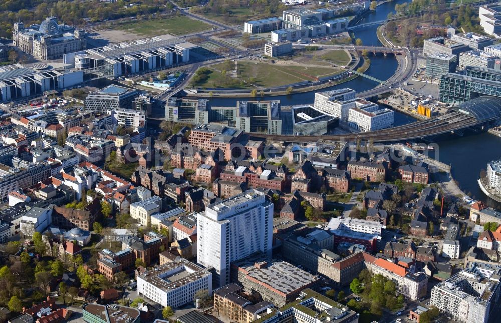 Aerial image Berlin - University Hospital Campus Charité - Universitaetsmedizin (CCM) with the bed tower in the district Mitte in Berlin