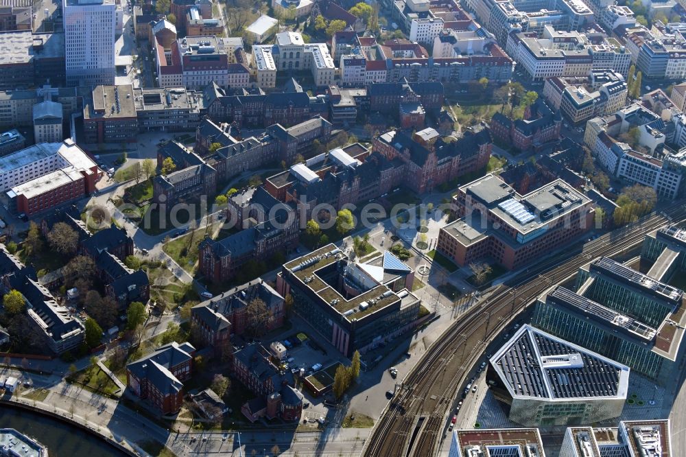 Aerial photograph Berlin - University Hospital Campus Charité - Universitaetsmedizin (CCM) with the bed tower in the district Mitte in Berlin