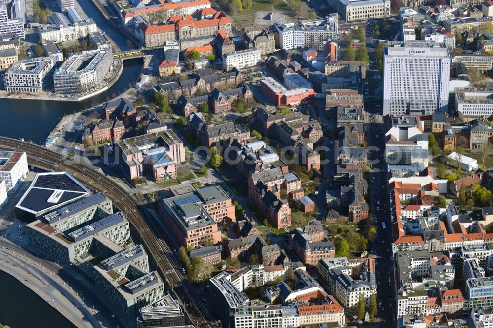 Aerial image Berlin - University Hospital Campus Charité - Universitaetsmedizin (CCM) with the bed tower in the district Mitte in Berlin