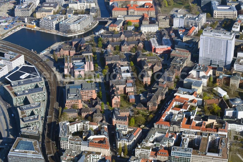 Aerial photograph Berlin - University Hospital Campus Charité - Universitaetsmedizin (CCM) with the bed tower in the district Mitte in Berlin