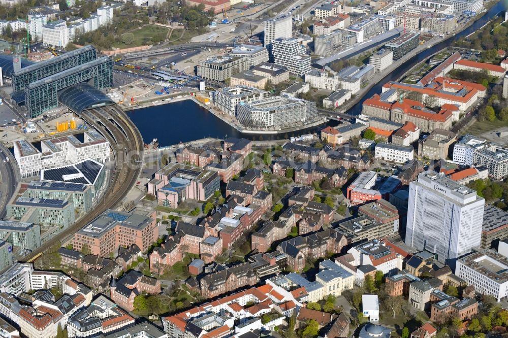 Berlin from the bird's eye view: University Hospital Campus Charité - Universitaetsmedizin (CCM) with the bed tower in the district Mitte in Berlin