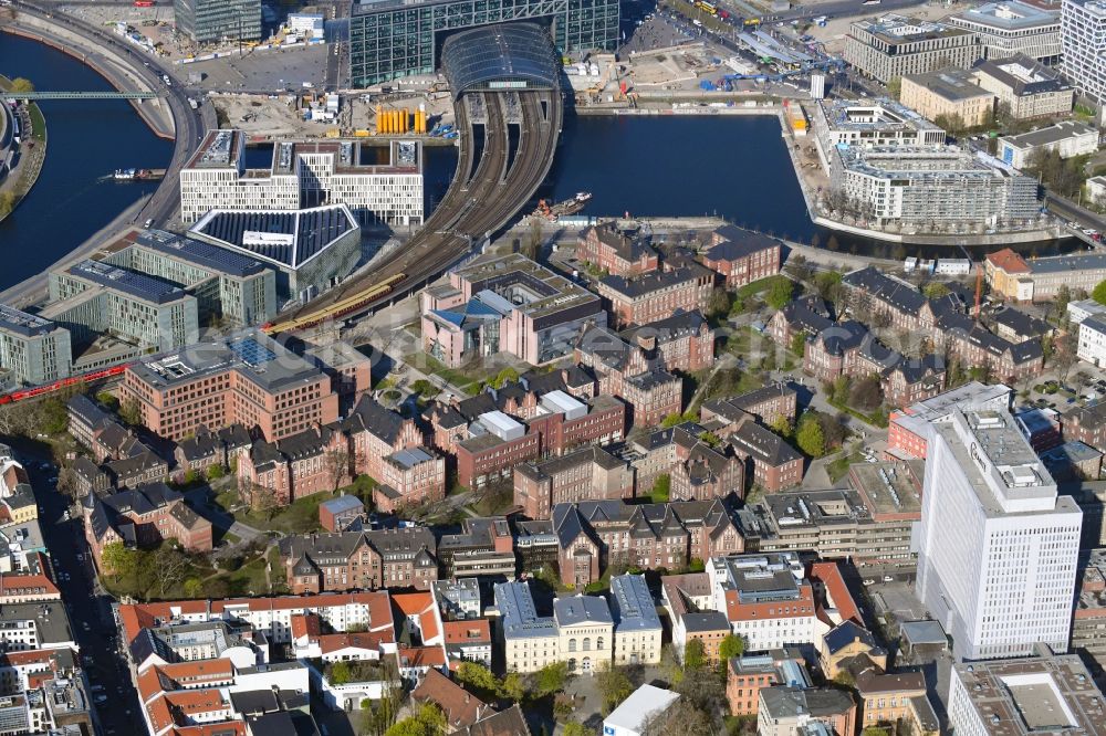 Aerial image Berlin - University Hospital Campus Charité - Universitaetsmedizin (CCM) with the bed tower in the district Mitte in Berlin