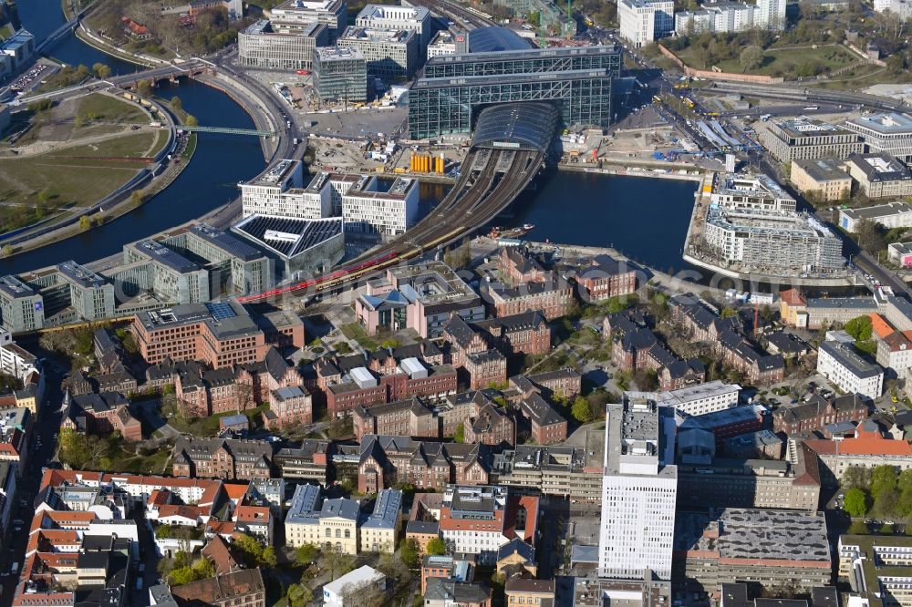 Aerial photograph Berlin - University Hospital Campus Charité - Universitaetsmedizin (CCM) with the bed tower in the district Mitte in Berlin