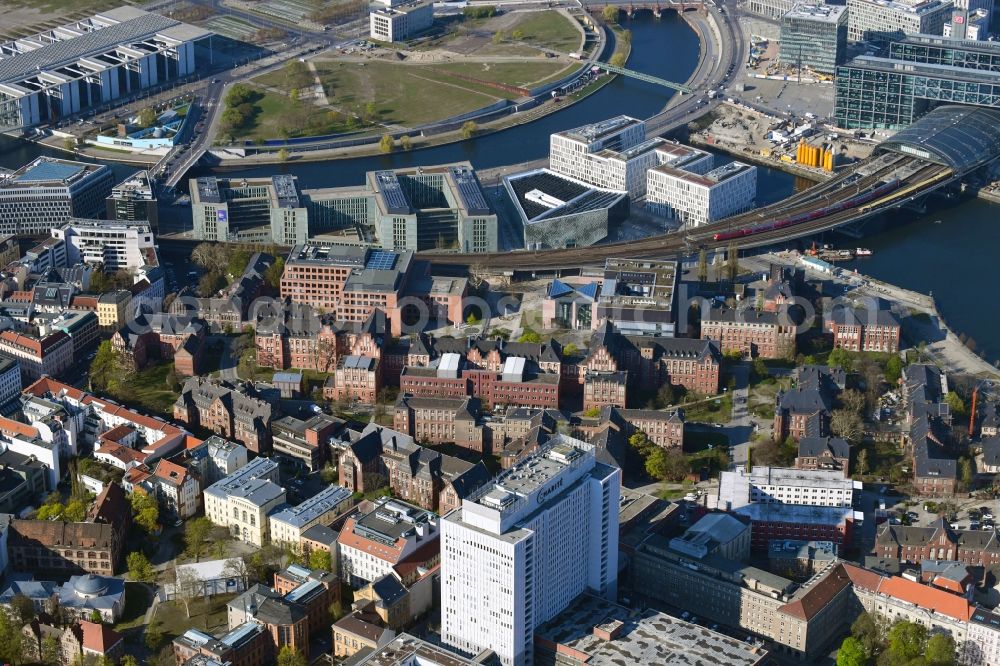 Berlin from above - University Hospital Campus Charité - Universitaetsmedizin (CCM) with the bed tower in the district Mitte in Berlin