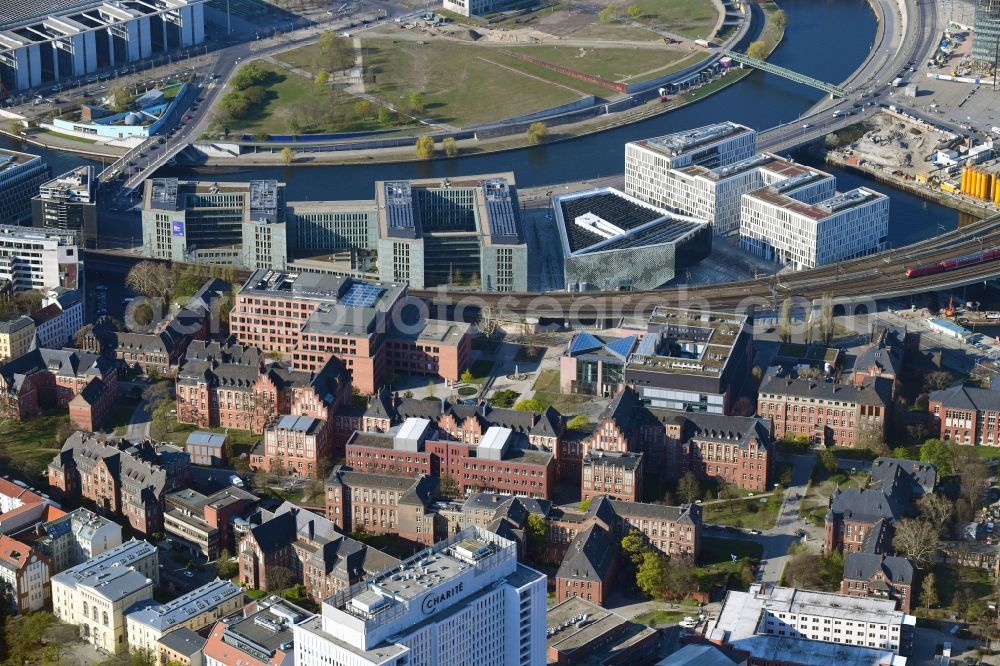 Berlin from the bird's eye view: University Hospital Campus Charité - Universitaetsmedizin (CCM) with the bed tower in the district Mitte in Berlin