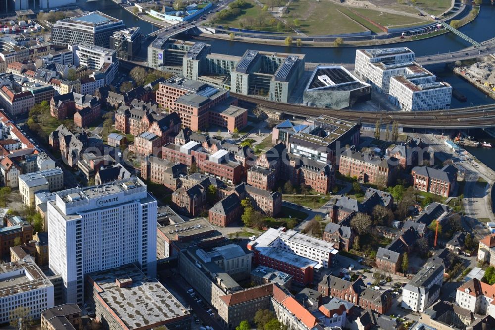 Aerial image Berlin - University Hospital Campus Charité - Universitaetsmedizin (CCM) with the bed tower in the district Mitte in Berlin