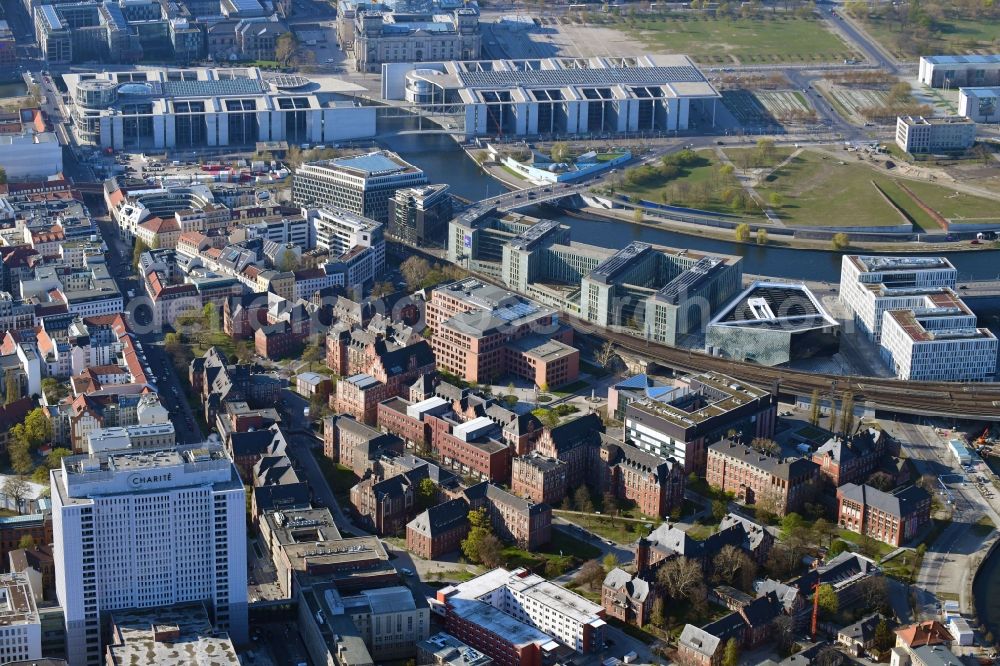 Aerial photograph Berlin - University Hospital Campus Charité - Universitaetsmedizin (CCM) with the bed tower in the district Mitte in Berlin