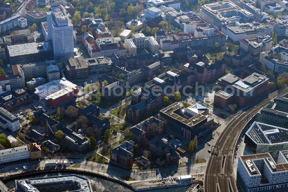 Berlin from the bird's eye view: University Hospital Campus Charité - Universitaetsmedizin (CCM) with the bed tower in the district Mitte in Berlin