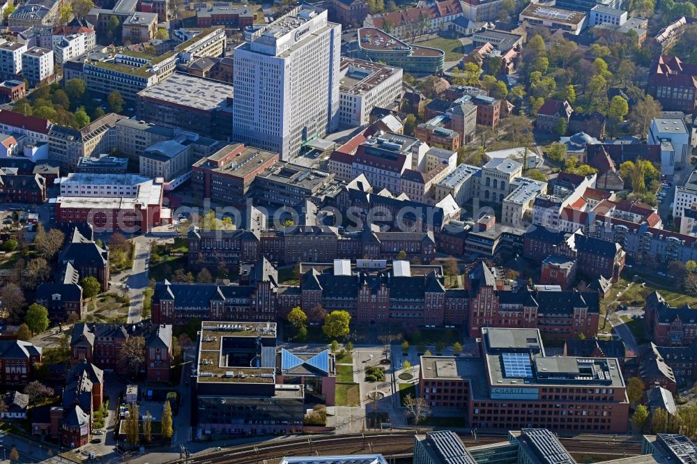 Aerial image Berlin - University Hospital Campus Charité - Universitaetsmedizin (CCM) with the bed tower in the district Mitte in Berlin