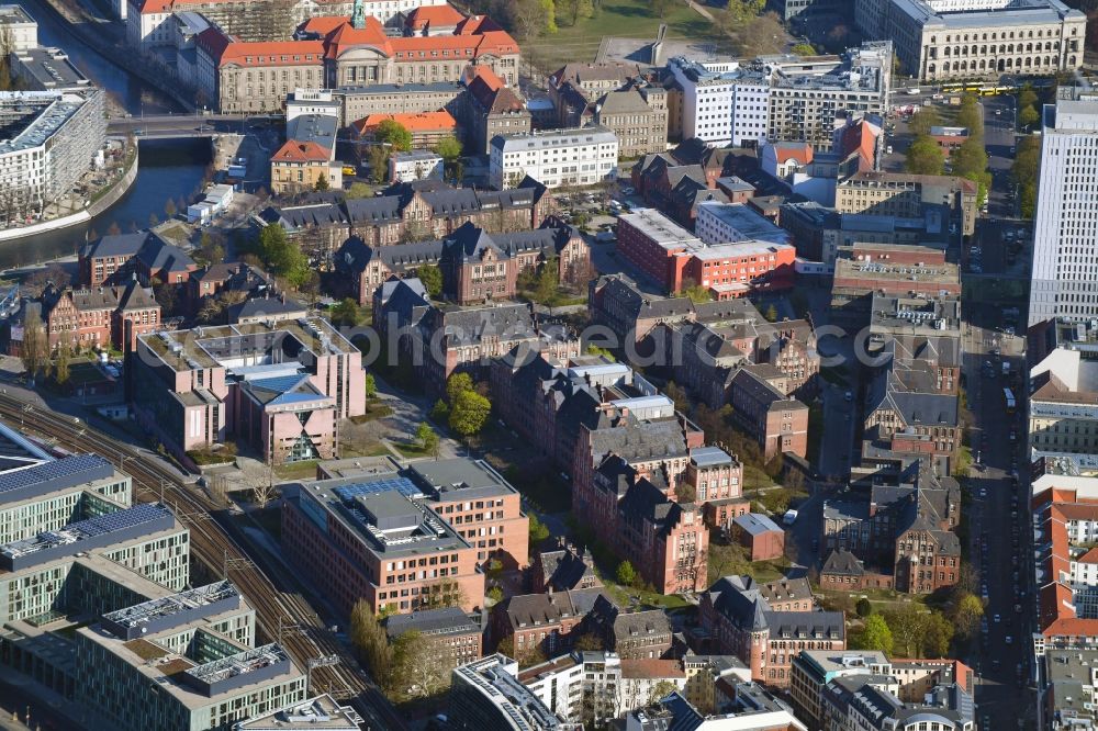 Aerial image Berlin - University Hospital Campus Charité - Universitaetsmedizin (CCM) with the bed tower in the district Mitte in Berlin