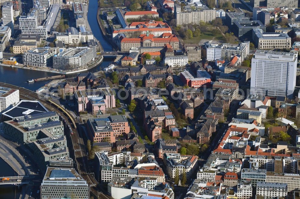 Aerial photograph Berlin - University Hospital Campus Charité - Universitaetsmedizin (CCM) with the bed tower in the district Mitte in Berlin