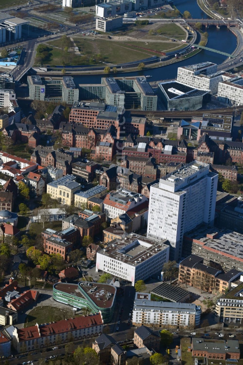 Berlin from above - University Hospital Campus Charité - Universitaetsmedizin (CCM) with the bed tower in the district Mitte in Berlin