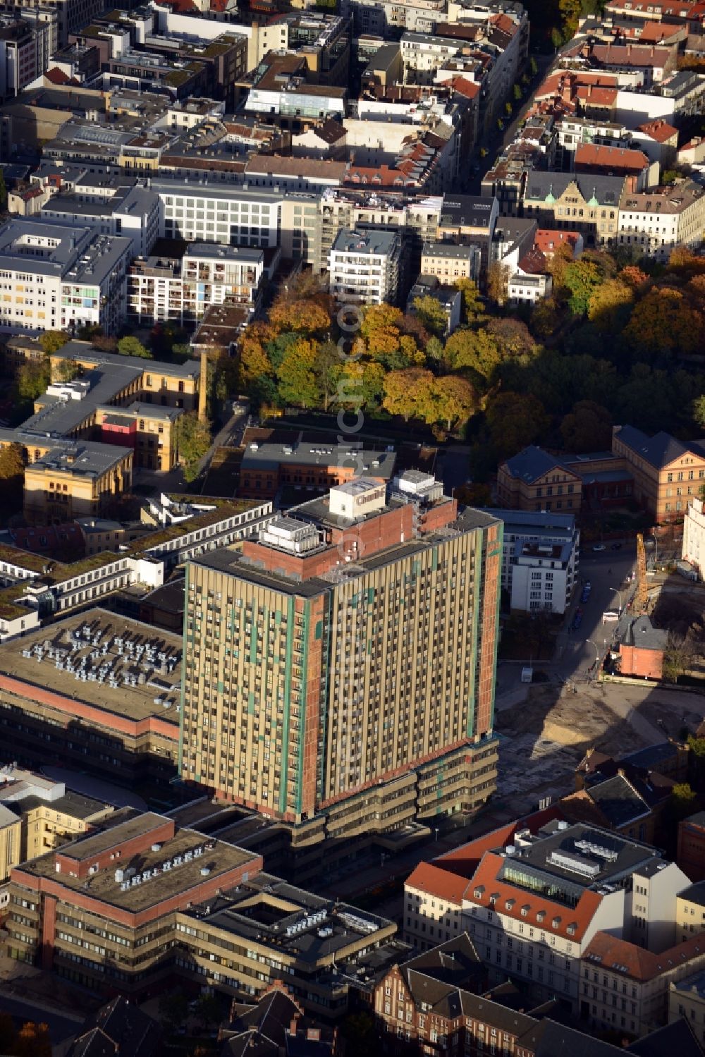 Berlin from above - View of the area of the University Hospital Charité Campus Mitte ( CCM ) at Luisenstrasse in the district of Moabit in Berlin. The landmark of the campus is the bed tower high-rise Bettenturm , which is scheduled for a refurbishment in 2014. The building has already been cleared for the renovation works